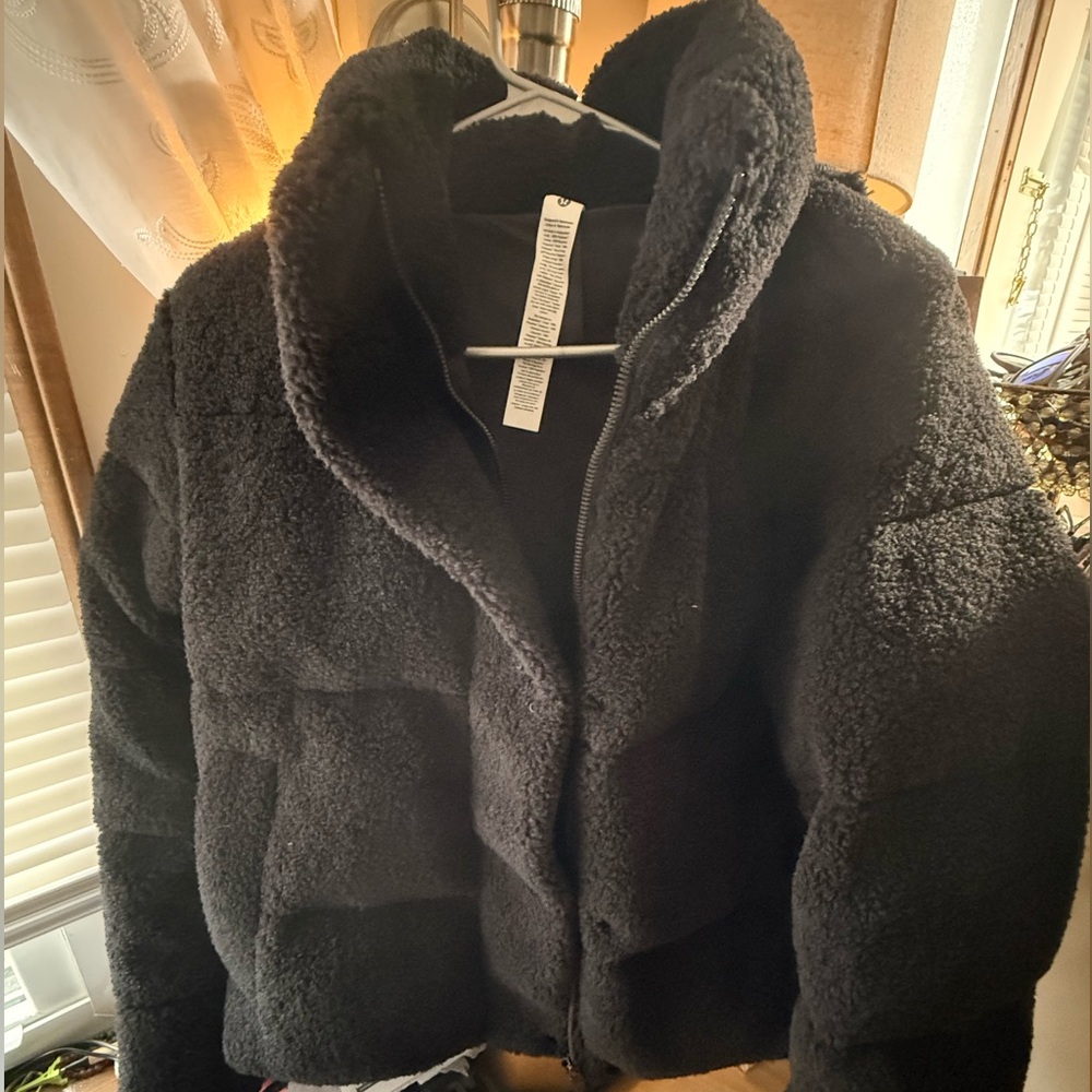 Lululemon women’s Wunder Puff Cropped Jacket
*Textured Fleece